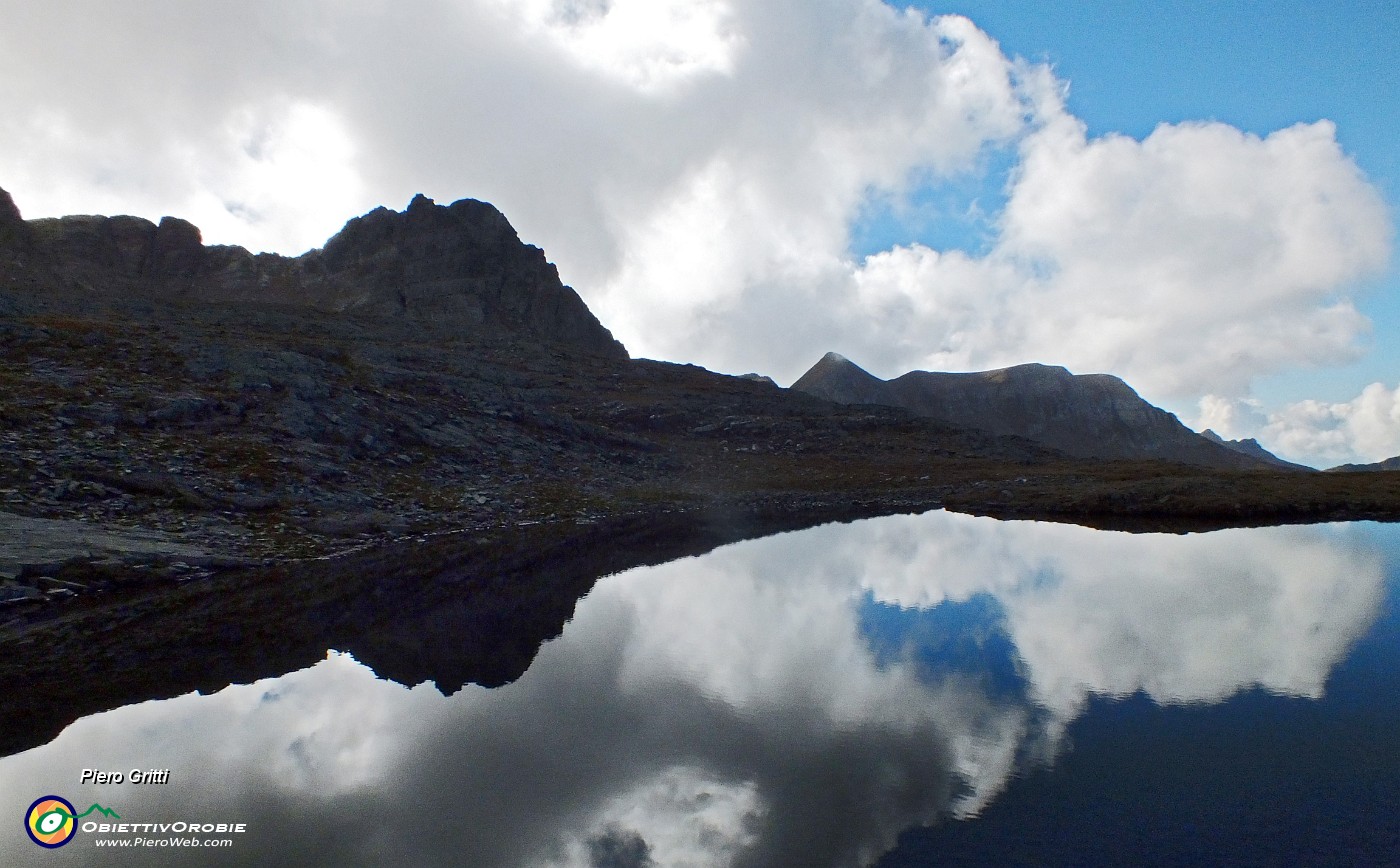 46 Laghetto al Monte Aviasco con vista verso il Pizzo Farno a dx.JPG